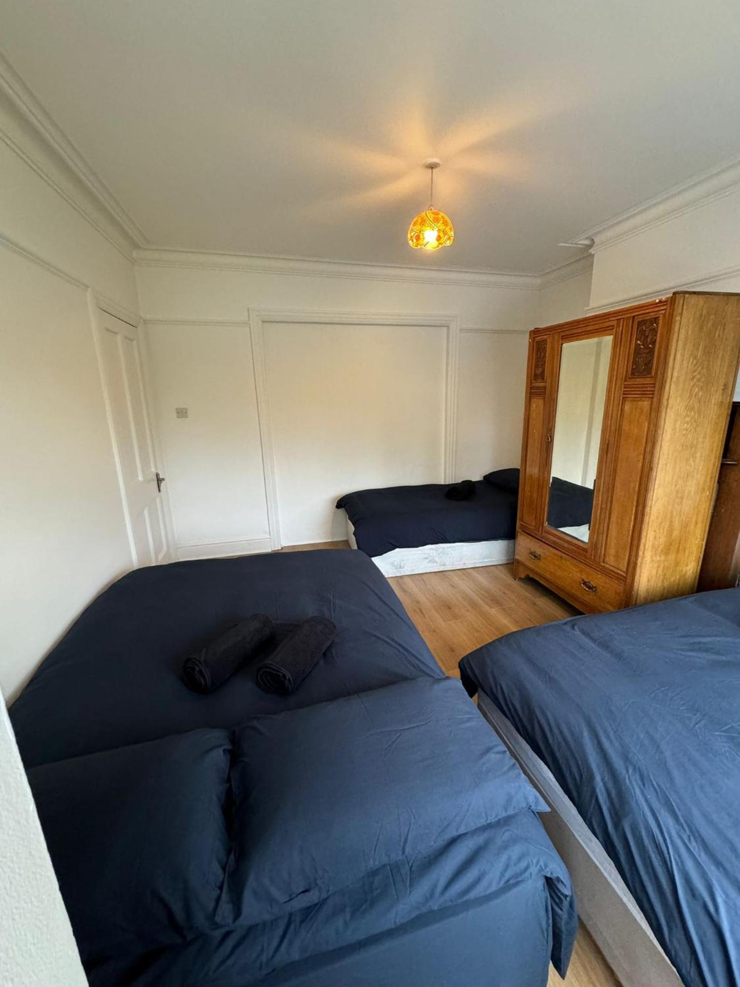 Big Family Room In Room At 2 Iveragh Rd-4 - Dublin — Photos 1