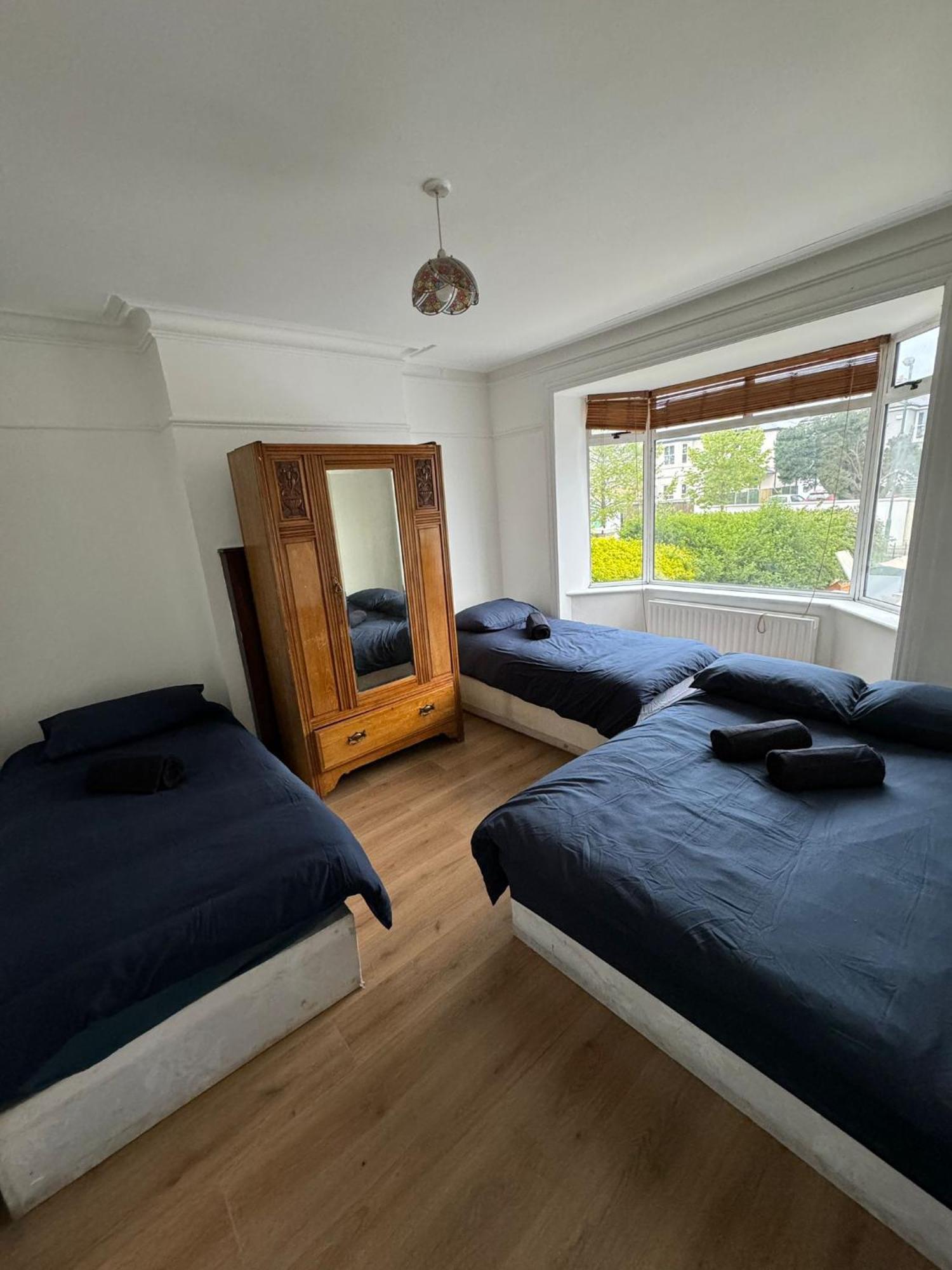 Big Family Room In Room At 2 Iveragh Rd-4 - Dublin — Photos 2